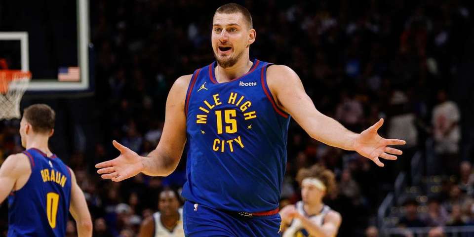 Nikola Jokic finge Stephen Curry con una mossa semplice e perfora il tiro della frizione contro i Warriors